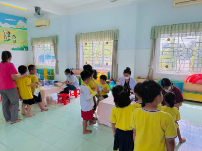 Trường mầm non Hoa Cúc phối hợp với trung tâm y tế phường Định Hoà tổ chức khám sức khoẻ lần II cho các bé