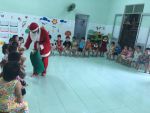 Ông già Noel đến lớp tặng quà cho bé