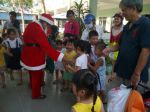 Ông già Noel tặng quà cho bé