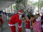 Ông già Noel tặng quà cho bé