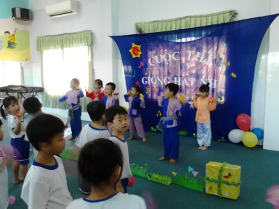 Các bé đang làm gì vậy