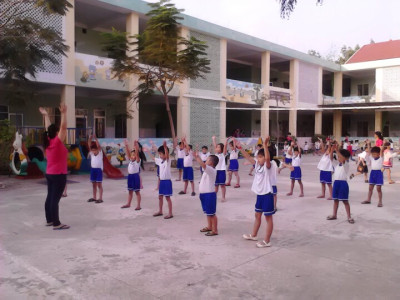 Bé cùng tập thể dục với cô