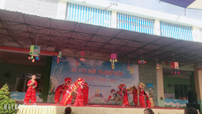 BÉ VUI HỘI TRĂNG RẰM