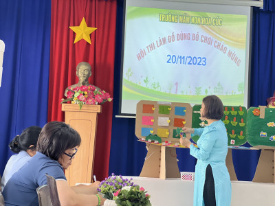Thi làm đồ dùng đồ chơi tự tạo chào mừng ngày 20/11