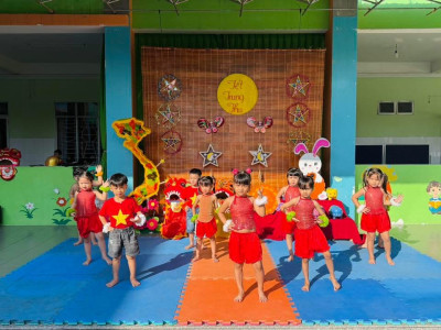 Trường Mầm Non Hoa Cúc tổ chức trung thu cho các bé