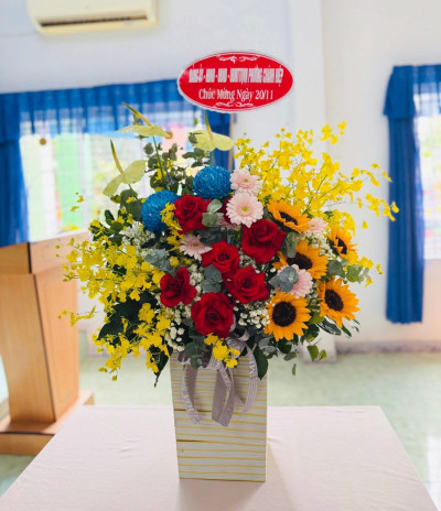 Lãnh đạo phường Chánh Hiệp thăm và tặng hoa nhân dịp ngày nhà giáo Việt Nam 20/11