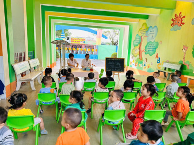 Trường mầm non Hoa Cúc tổ chức cho các bé uống VitaminA