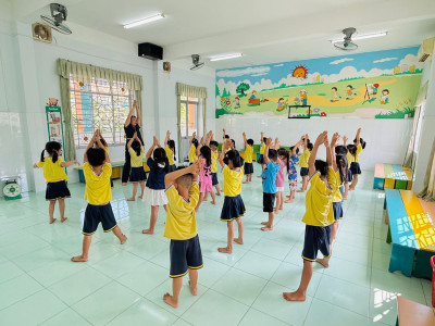 Hoạt động thể dục giờ học của các bé lớp lá