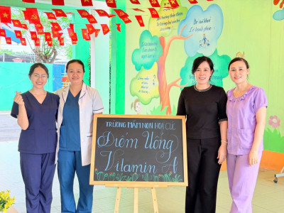 Trường mầm non Hoa Cúc phối hợp cùng y tế Phường Chánh Hiệp tổ chức cho trẻ uống vitamin A