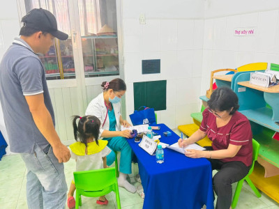 Trường Mầm Non Hoa Cúc phối hợp với Trạm y tế Phường Chánh Hiệp tổ chức khám sức khỏe và khám sàng lọc cho trẻ