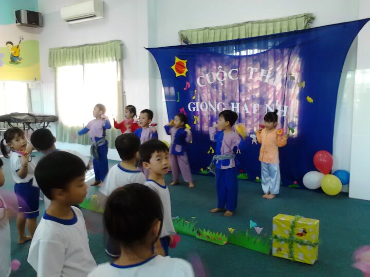 Các bé đang làm gì vậy