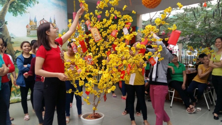 Họp mặt đầu năm Đinh Dậu của trường mẫu giáo Hoa Cúc