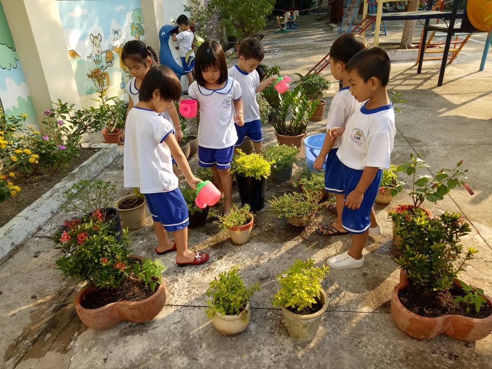 Bé làm gì ở trường, ba mẹ có biết không?