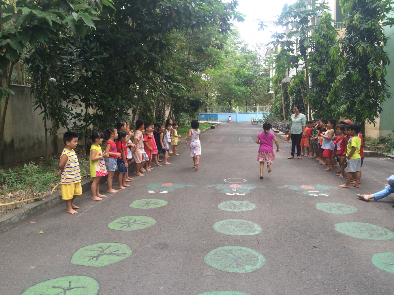 Bé đang làm gì thế!
