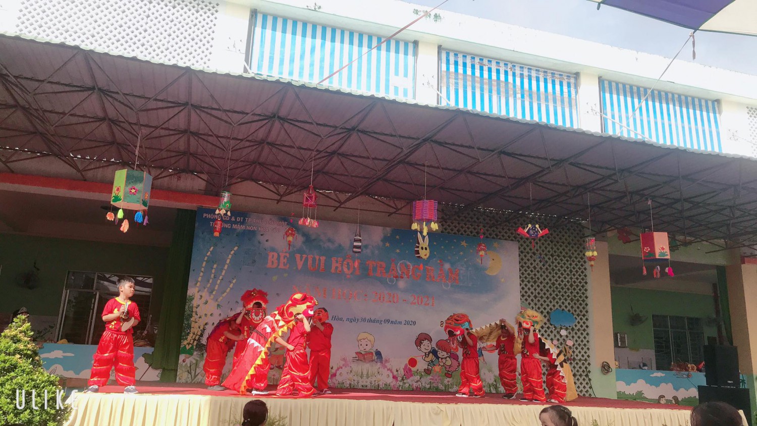 BÉ VUI HỘI TRĂNG RẰM