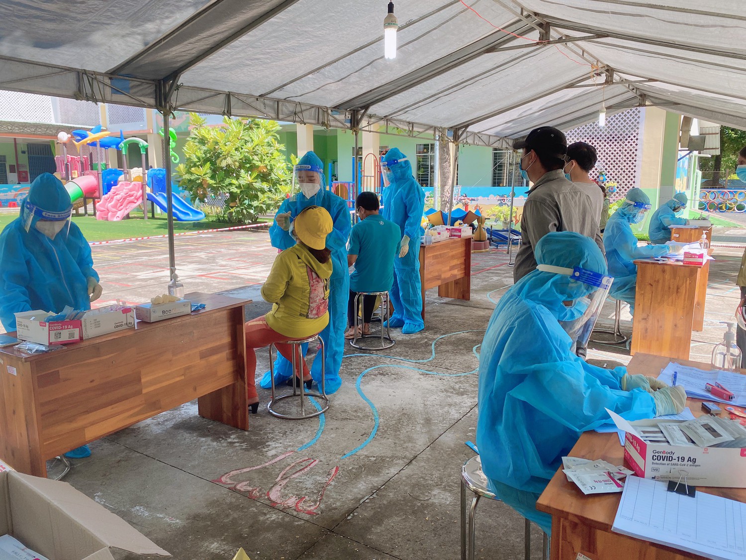 TRƯỜNG MẦM NON HOA CÚC TÍCH CỰC HỖ TRỢ CÔNG TÁC  LẤY MẪU XÉT NGHIỆM DIỆN RỘNG COVID 19 TRÊN ĐỊA BÀN PHƯỜNG ĐỊNH HÒA