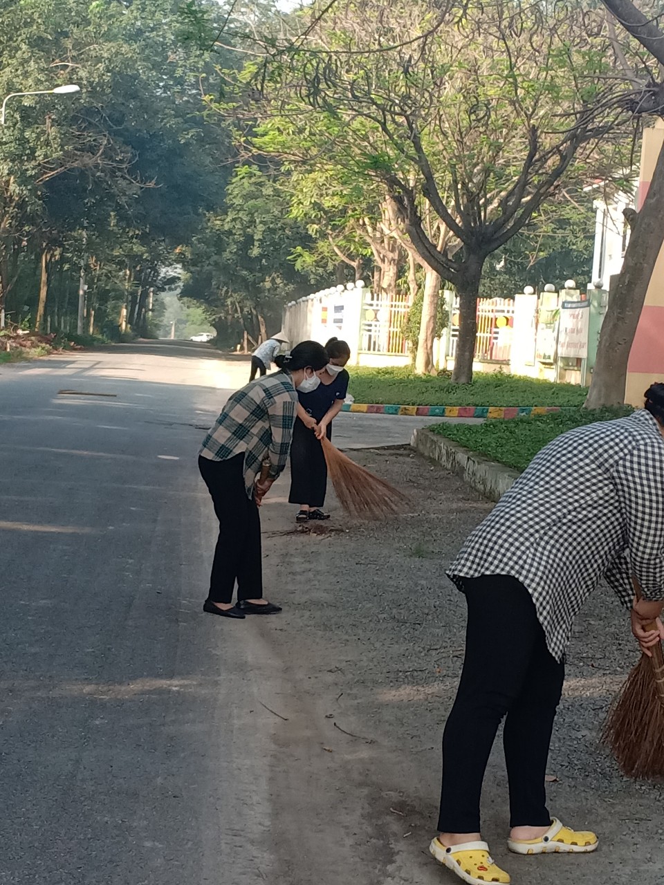 Mầm non Hoa Cúc thực hiện kế hoạch ra quân tổng vệ sinh môi trường trong trạng thái bình thường mới sau khi dịch covid-19 được kiểm soát