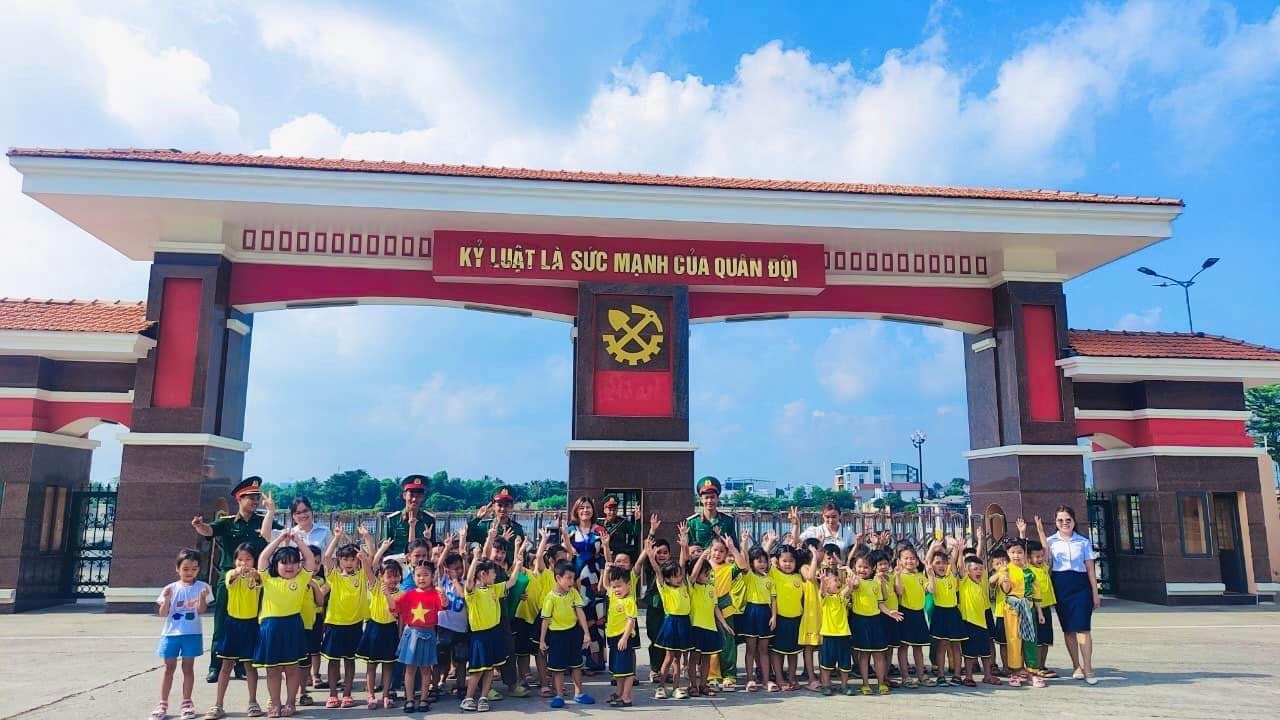 Tham quan doanh trại bộ đội tại trường Sĩ quan công binh