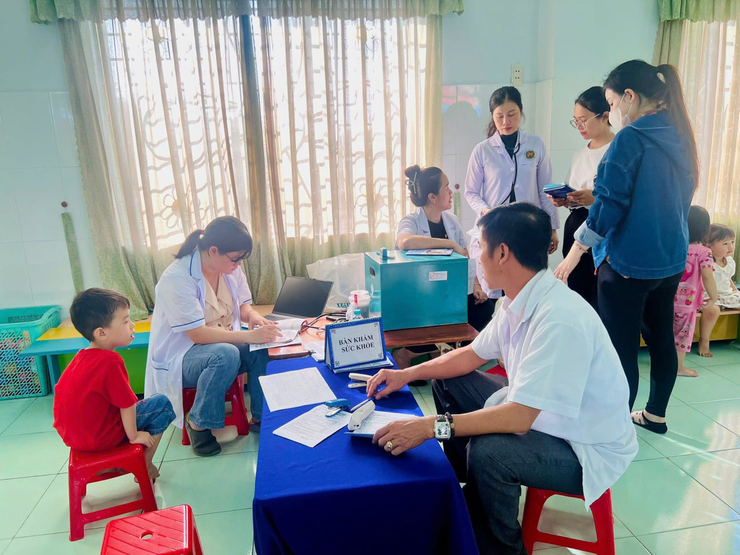 Trường Mầm Non Hoa Cúc phối hợp với y tế phường tổ chức tiêm bù liều vắc xin cho trẻ