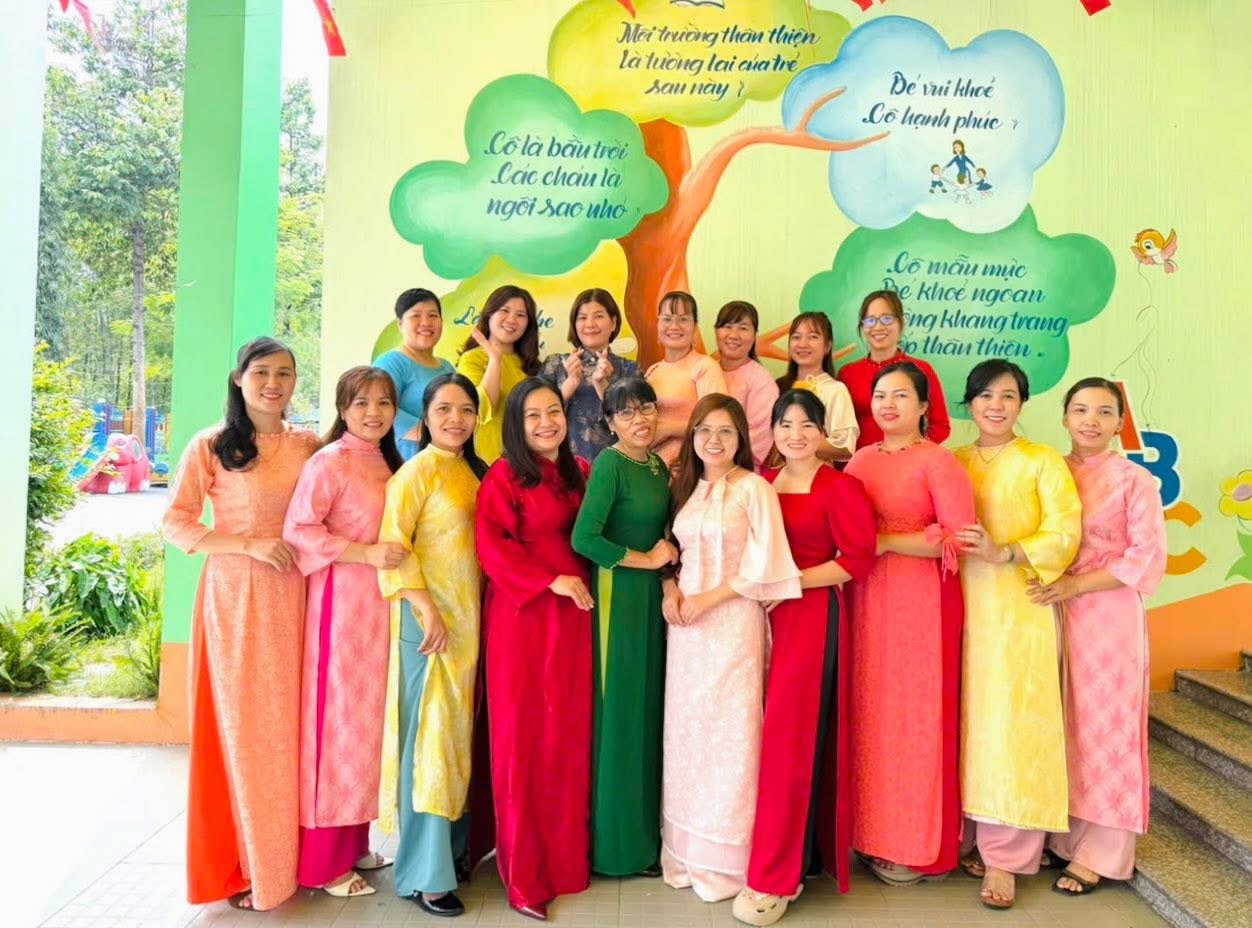 Trường mầm non Hoa Cúc hưởng ứng tuần lễ áo dài chào mừng ngày 8/3