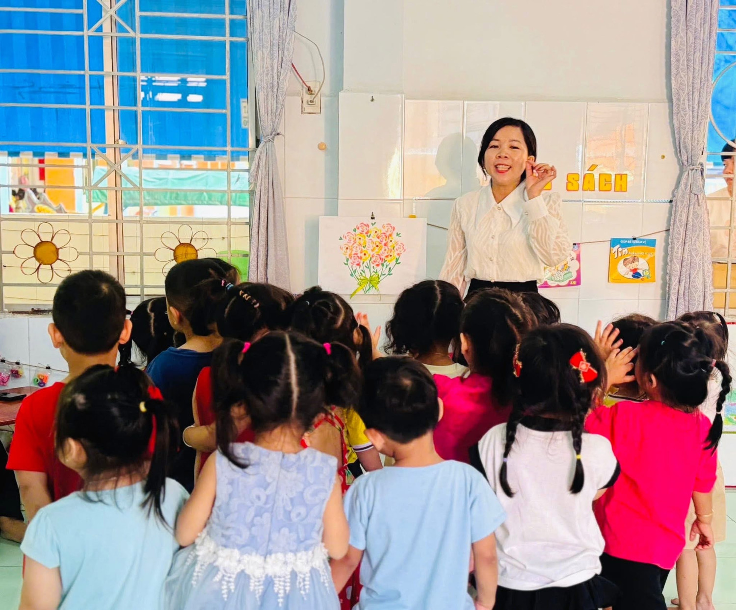 Hoạt động tạo hình in hoa bằng rau củ của các bé lớp mầm