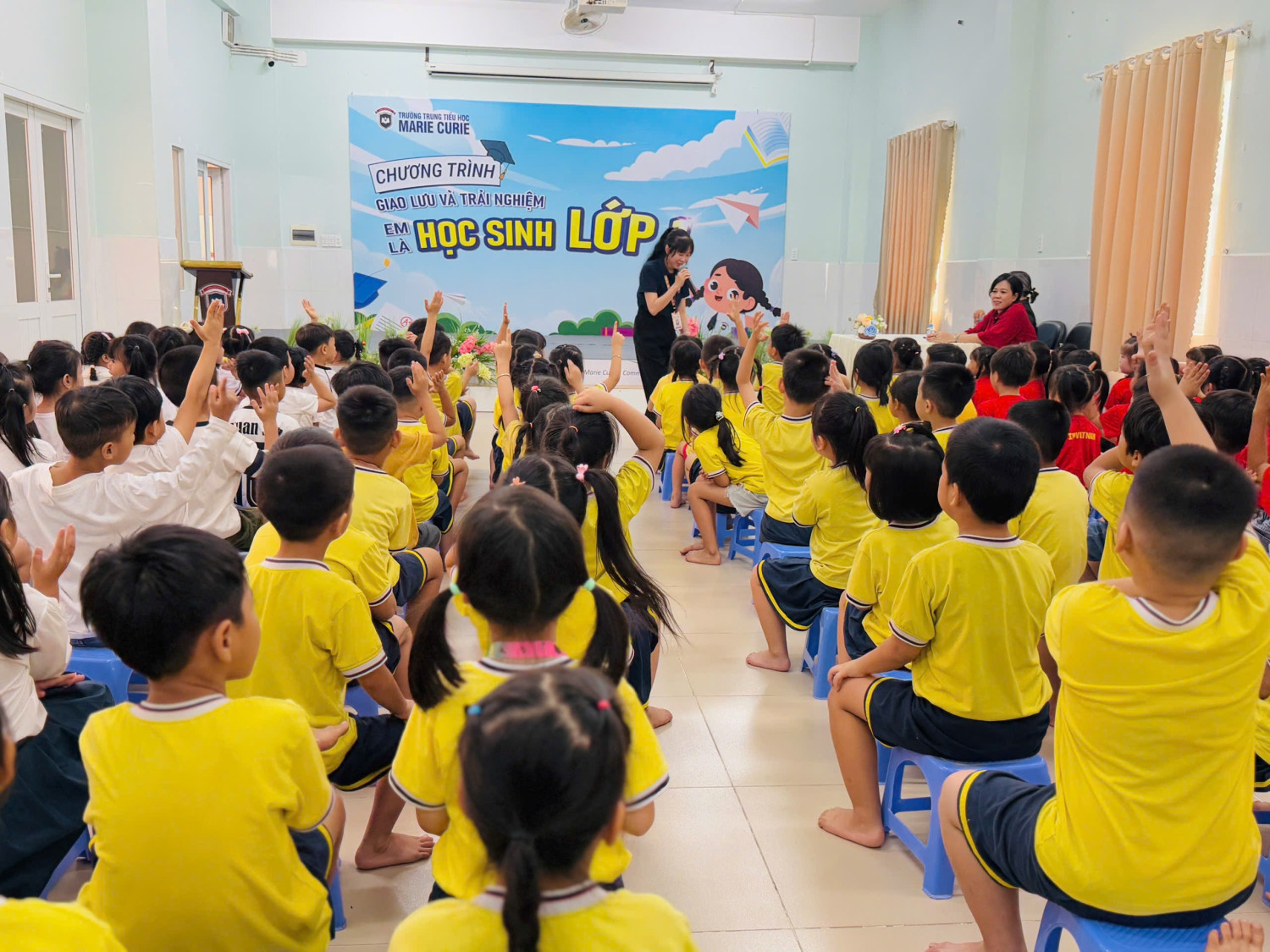 Trường mầm non Hoa Cúc tổ chức cho các bé lớp lá đi tham quan trường Trung tiểu học Marie Curie