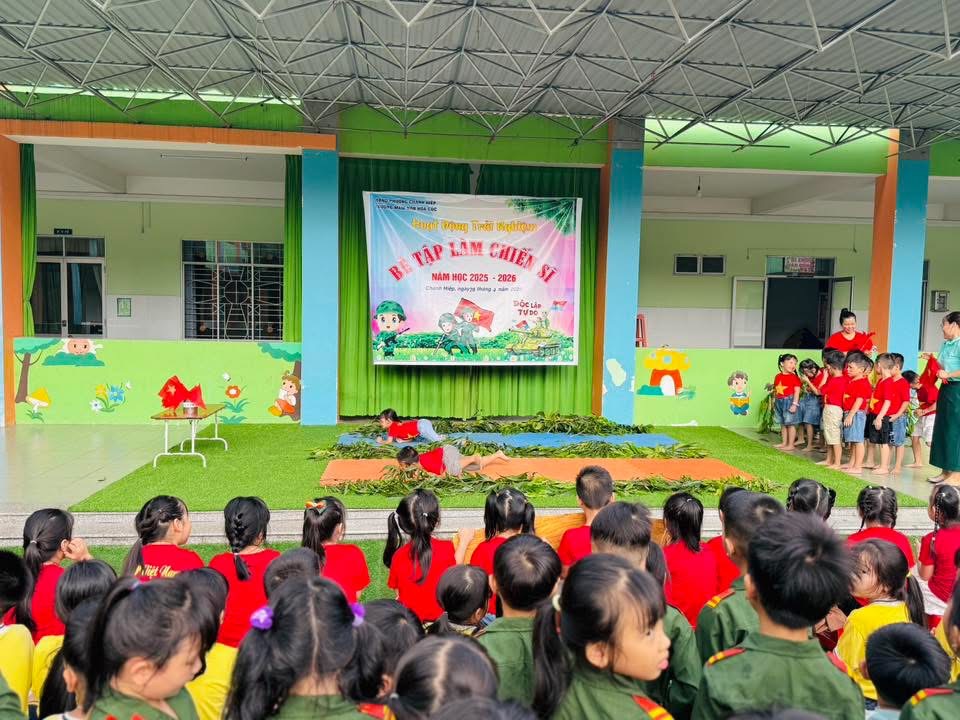 Hoạt động trải nghiệm “ Bé tập làm chiến sĩ”