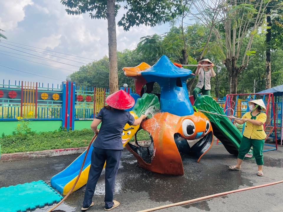 Trường mầm non Hoa Cúc thực hiện vệ sinh phòng bệnh cho trẻ